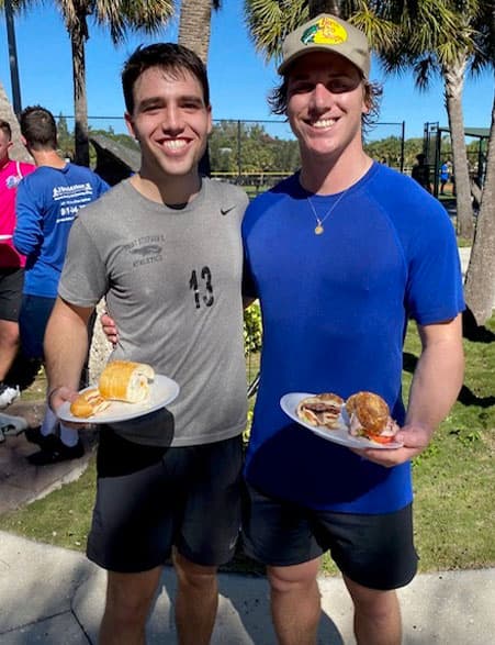 Two alumni eating lunch